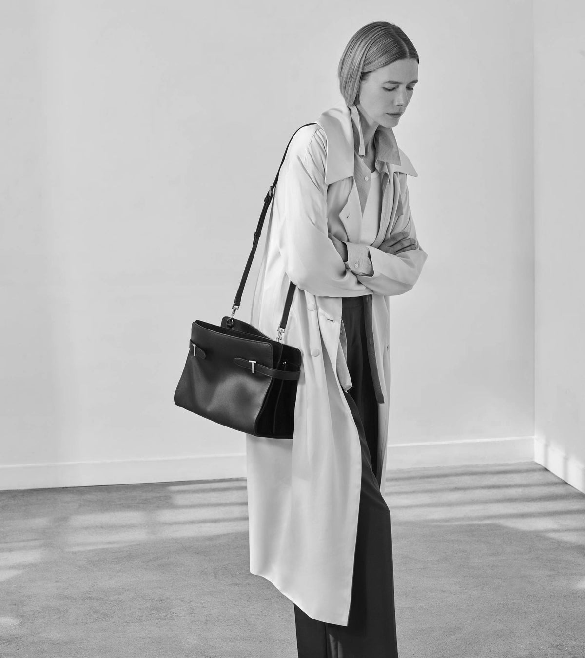 Sac porté épaule grand modèle Emie en cuir lisse et refente de velours