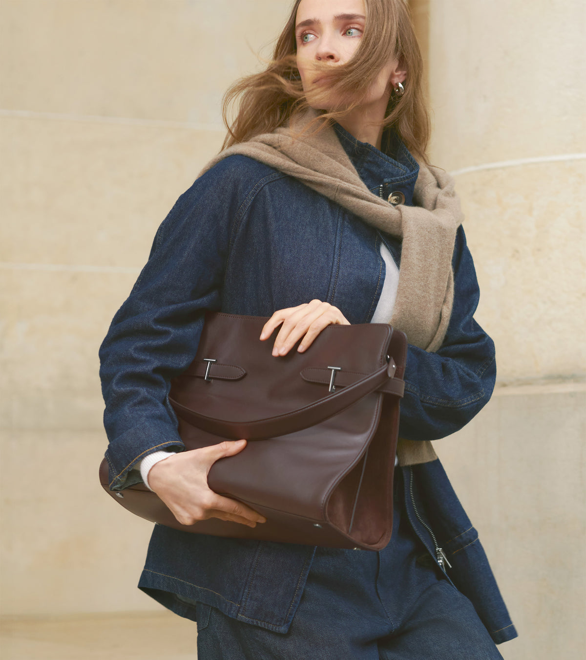 Sac porté épaule modèle maxi Emie en cuir lisse et refente de velours
